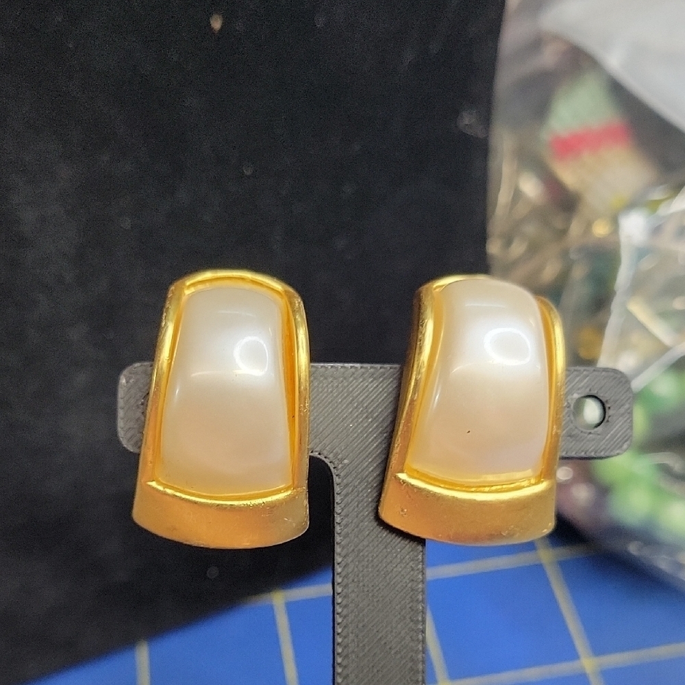 1980s Vintage Gold Tone Faux Pearl Clip On Earrings